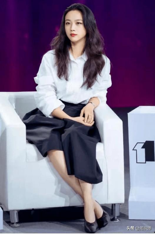 白衬衫黑裙子明星,明星演绎经典时尚搭配